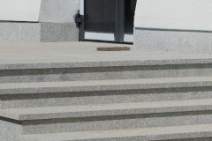 Obłożenie cokołów i schodów zewnętrznych granitem (10.2017)
